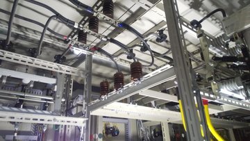 キュービクル内の高圧母線から分岐して取り付けた零相電圧検出器（ZPD）