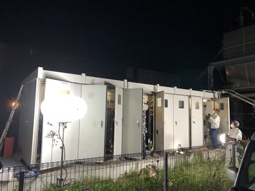 夜間に施工する複数連結型キュービクルの改修工事現場