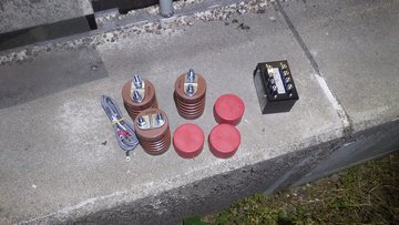 取り付け前のOVGR用零相電圧検出器（ZPD）の部品一式