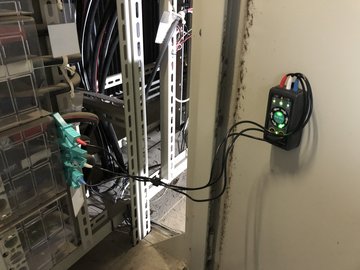 復電後に検相器をつないで相回転を確かめている様子