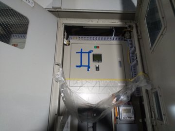 RPRを取り付けるため、盤の扉に開口する位置を記した様子