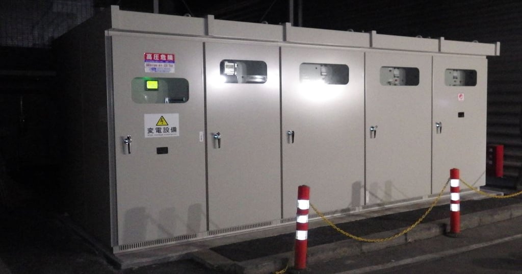 夜間に撮影された高圧受変電設備(キュービクル)の外観