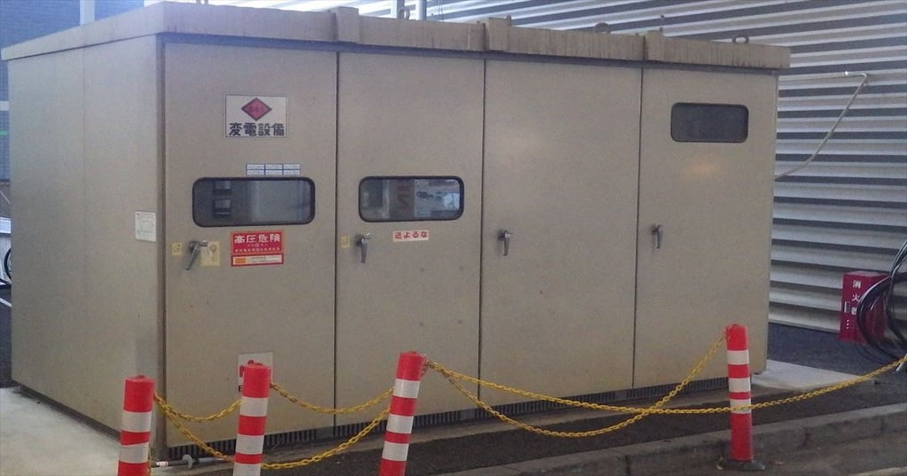 更新工事前の屋外キュービクル全景