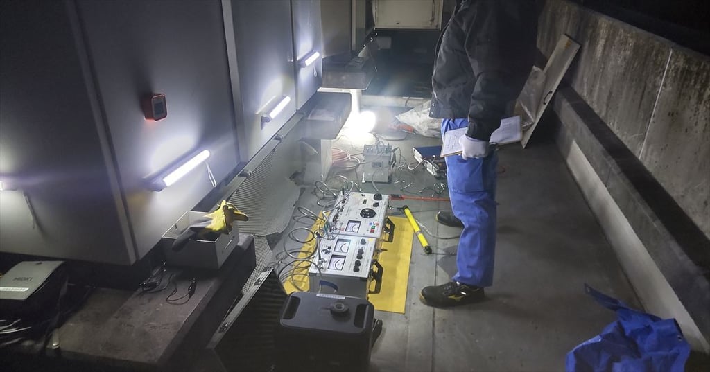 高圧ケーブルの耐圧試験を実施する恒電社の作業員と試験機器