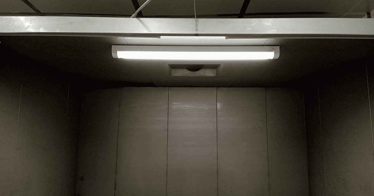 倉庫内の天井に設置されたLED照明が点灯している様子