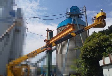 工場敷地内で高圧設備更新作業を行う高所作業車