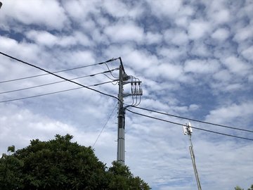 引き込み用の電柱。上部に高圧ケーブルの端末部があり、ケーブルは電柱に沿った配管で下ろしている