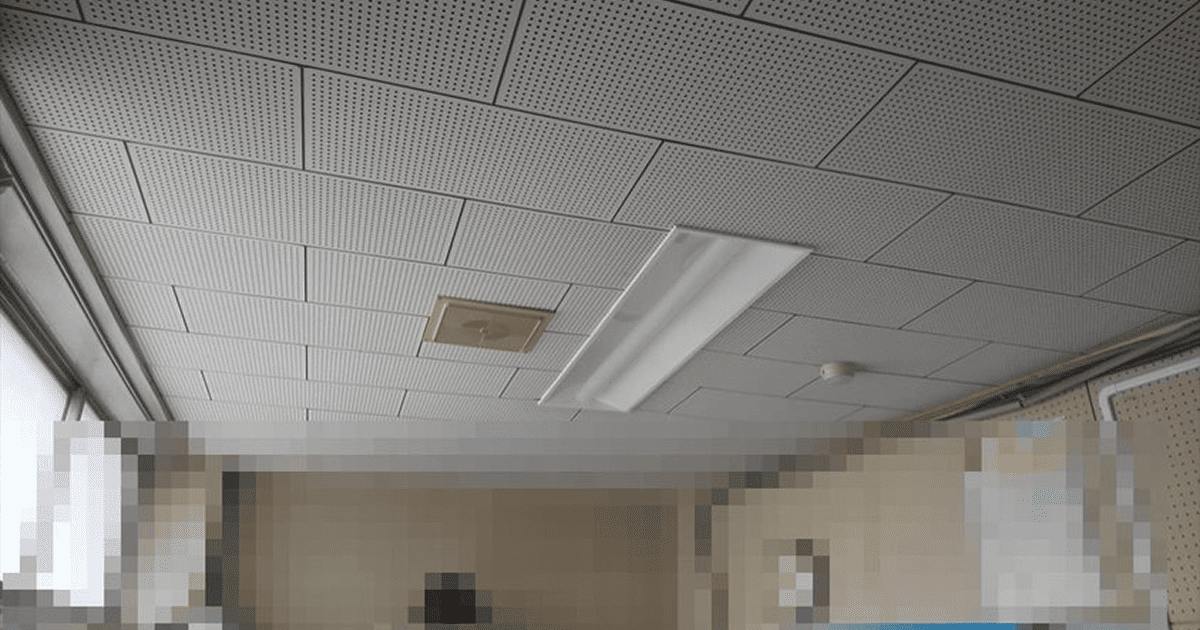 商業施設の天井に設置されたLED照明器具