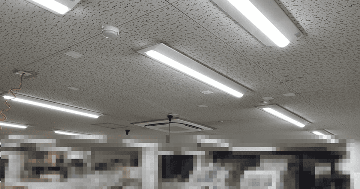 LED交換前のオフィス天井に並ぶ蛍光灯照明