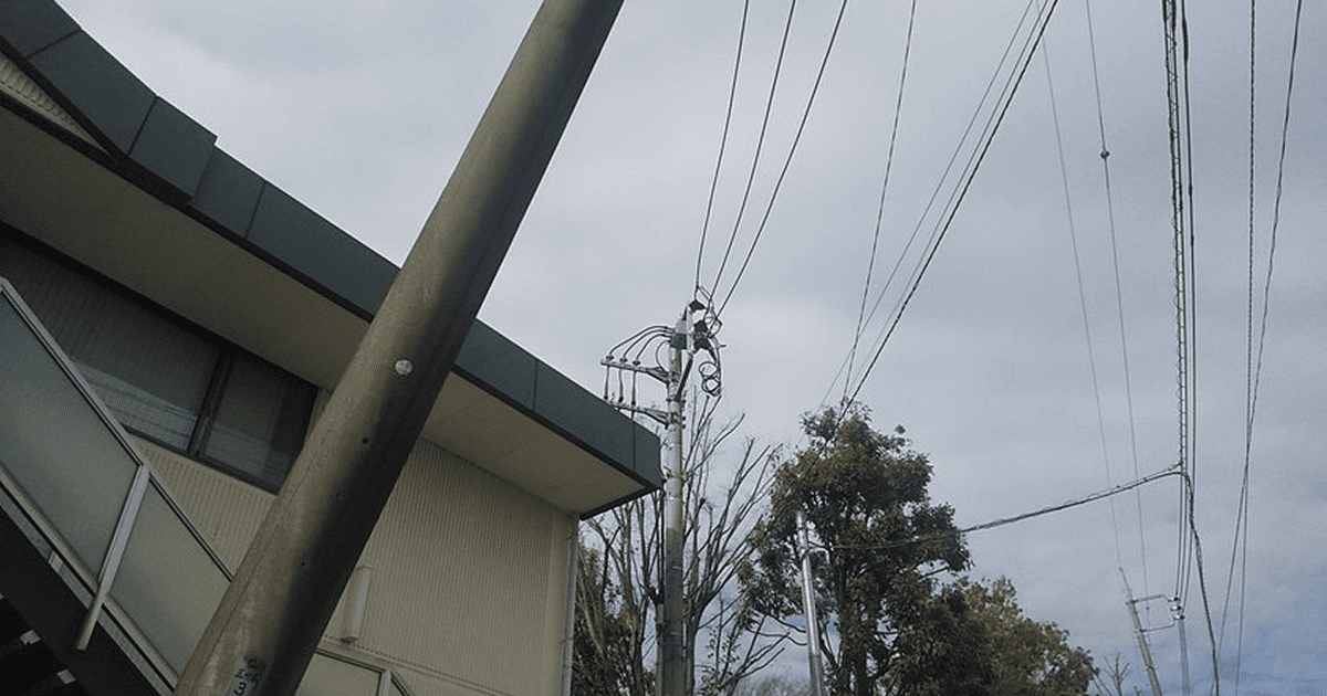 電柱の高圧引込線と建物外観