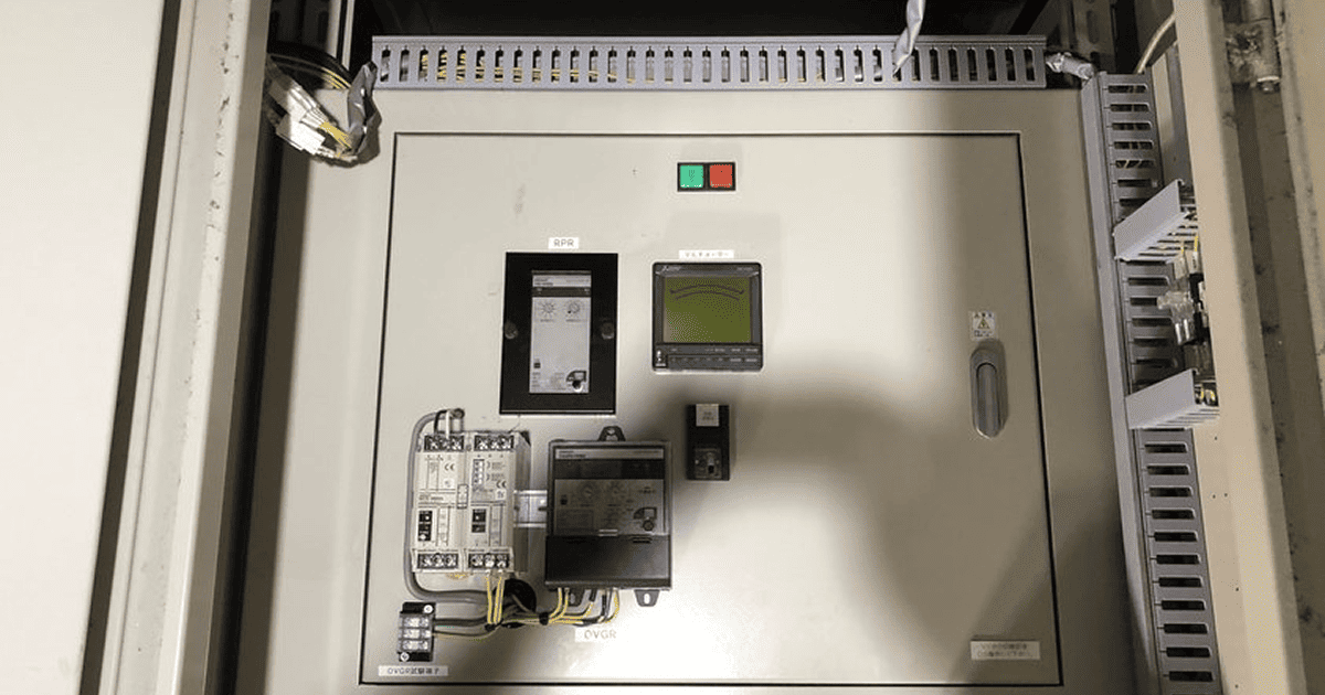 保護継電器（RPR・DVGR）を収めた制御盤の内部