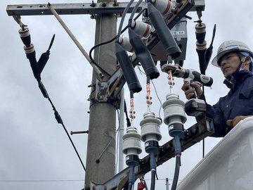 電柱上で作業する作業員