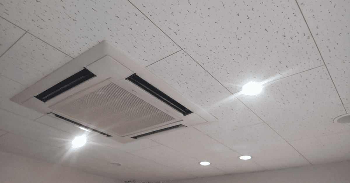 天井の空調吹き出し口とLEDダウンライト