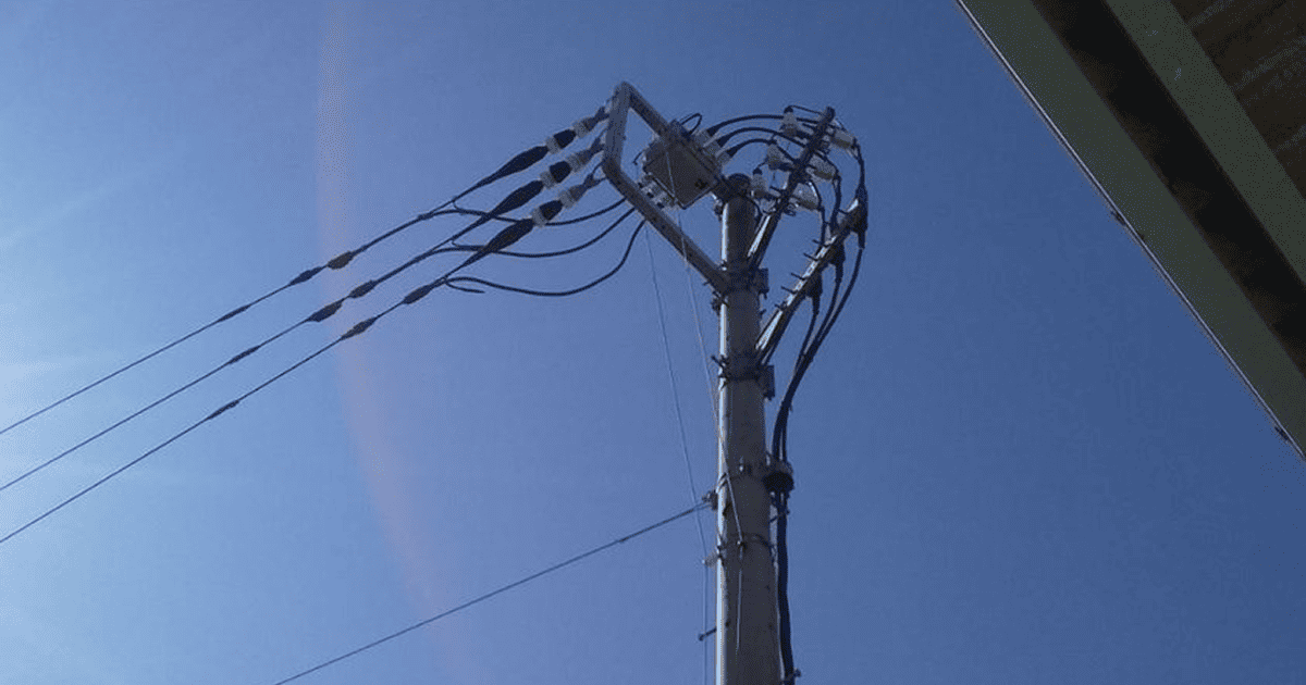 電柱上に設置されたPASと高圧ケーブルの接続部