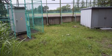 グラウンド脇に設置されたトランス収納ボックス