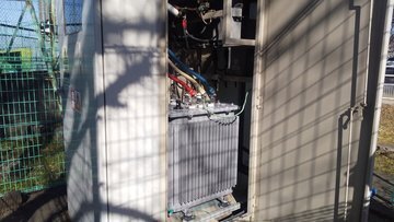 配線接続された設置後のトランス（変圧器）