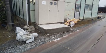 工場敷地内に設置された屋外用キュービクル全景