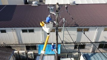 引き込み電柱で、高所作業車のバケットから作業する様子