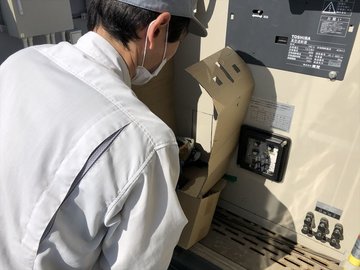 盤面に埋め込み型RPRの取付位置を合わせる作業