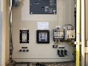 取付が完了した継電器とマルチメーターの盤面