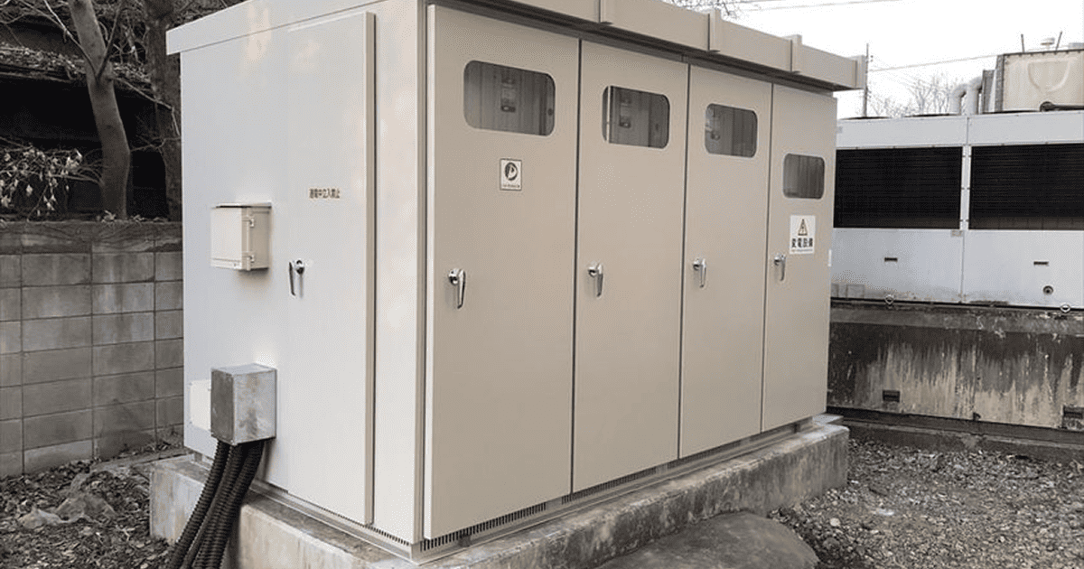 屋外に設置されたキュービクル式高圧受電設備の全景