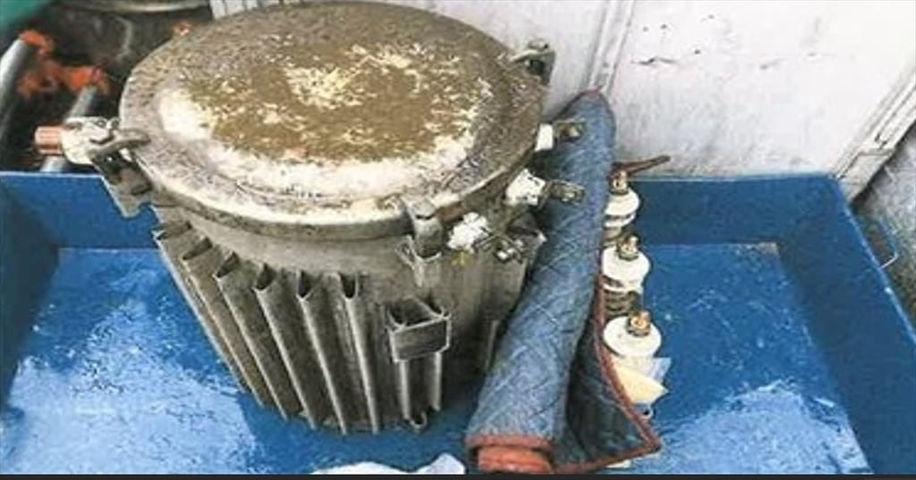 汚れが目立つ変圧器本体と碍子付きケーブルのクローズアップ
