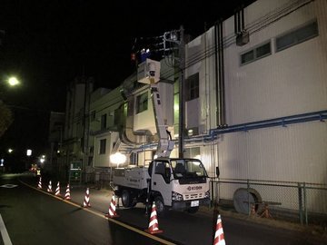 夜間に高所作業車を使用したキュービクル交換工事の様子
