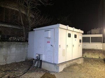 夜間撮影の屋外キュービクル全景、更新後の設備