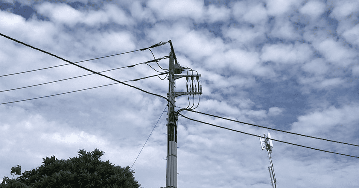 電柱に設置された変圧器と高圧配線
