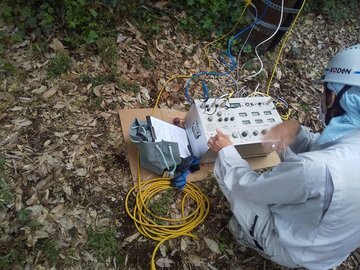 試験器を使ってDGRの動作試験を行う作業員