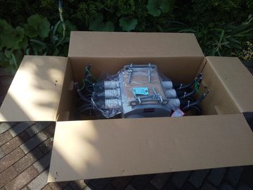 梱包箱に入った新品のPAS（高圧気中開閉器）