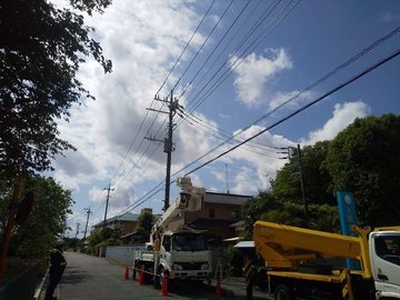 電柱でのPAS交換工事のため路上に停車した高所作業車