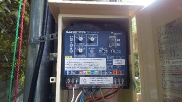 電柱に取り付けたDGR（地絡方向継電器）の制御装置。整定値を合わせるつまみが並ぶ