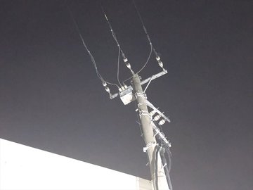 夜間の電柱上部に設置されたPAS(高圧気中開閉器)