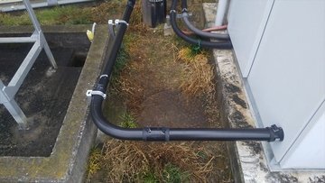 地上に配管された高圧引込ケーブルの保護管