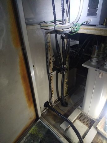 キュービクル内部に引き込まれた高圧ケーブル