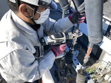電動工具でPASの端子を締め付ける作業員