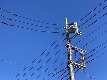 電柱に設置されたPAS（高圧気中開閉器）と高圧引込ケーブル