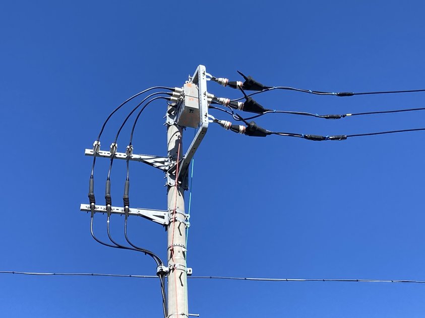 埼玉県上尾市のPAS交換工事、電柱上部の設置状況