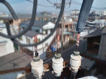 屋上に設置されたPAS（高圧気中開閉器）と周辺の街並み