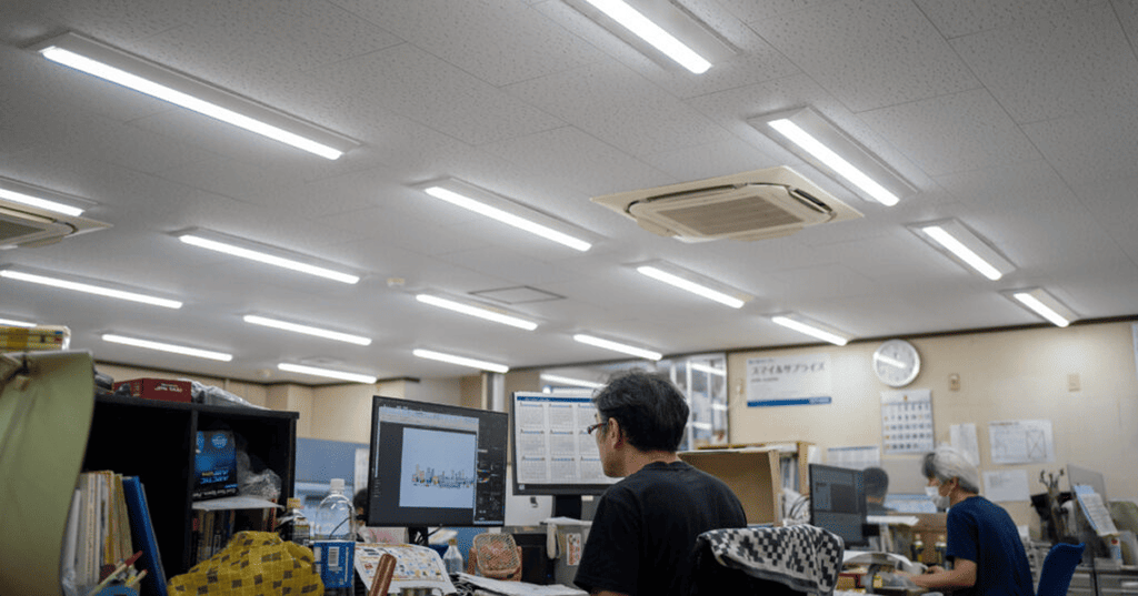 LED照明に更新されたオフィスで作業するスタッフたち