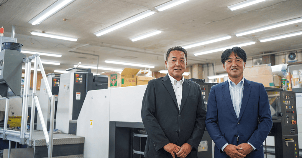 LED照明導入事例で紹介される印刷会社の担当者2名