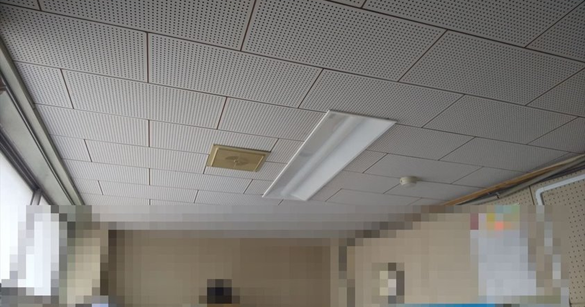 放送室に設置されたLED照明器具