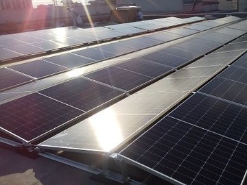 屋上に設置された太陽光発電パネル