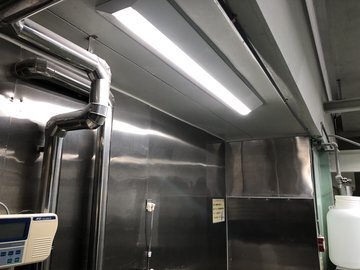 食品工場内に設置されたLED照明