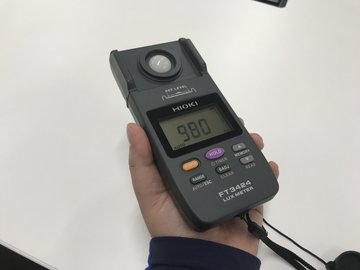 LED照明交換後の照度を測定する照度計（980ルクス表示）