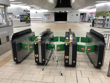 鉄道博物館駅構内の自動改札機と天井照明
