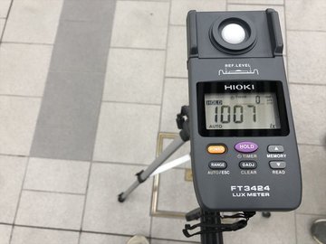 照度計（HIOKI FT3424）で照度を計測している様子