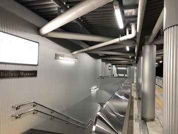 鉄道博物館駅構内の天井に設置されたLED照明