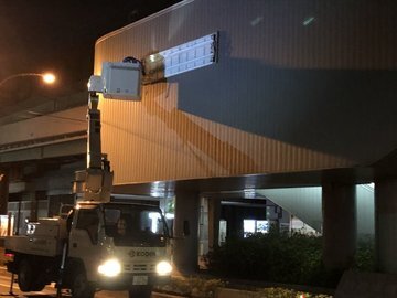 夜間、高所作業車で駅構内の照明交換を行う様子